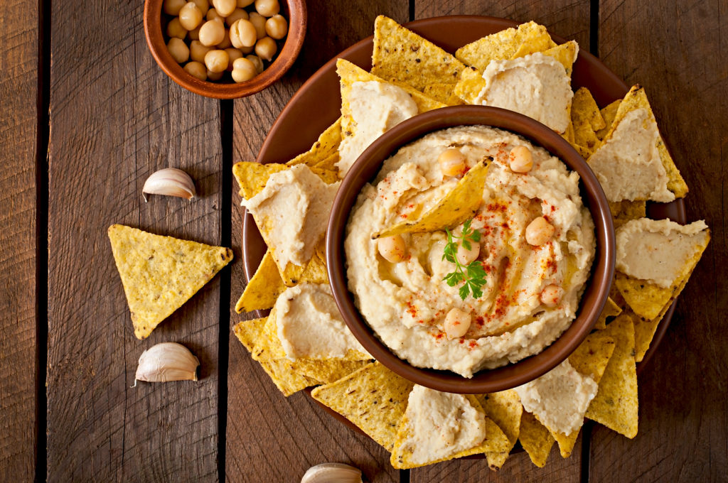 hummus con nachos