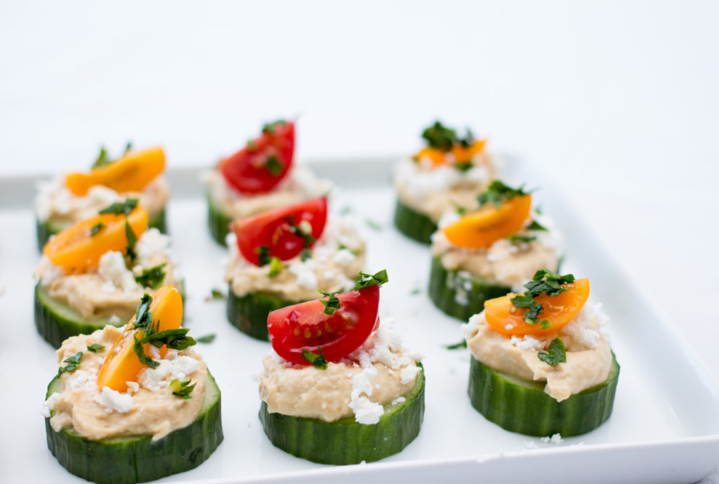 canapés de verduras con hummus