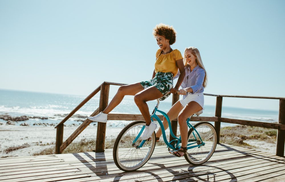 Dos chicas dan un paseo en bicicleta