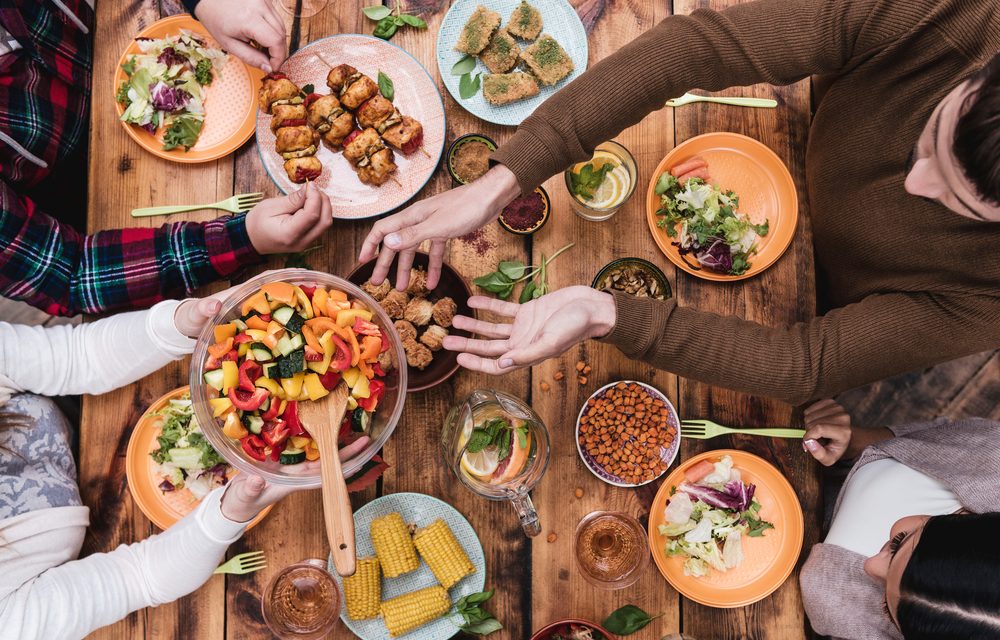 reunión compartiendo fuente para ahorrar desperdicio de alimentos