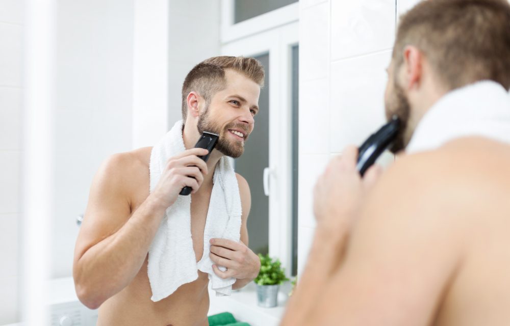 Hombre utilizando maquinilla eléctrica en su afeitado