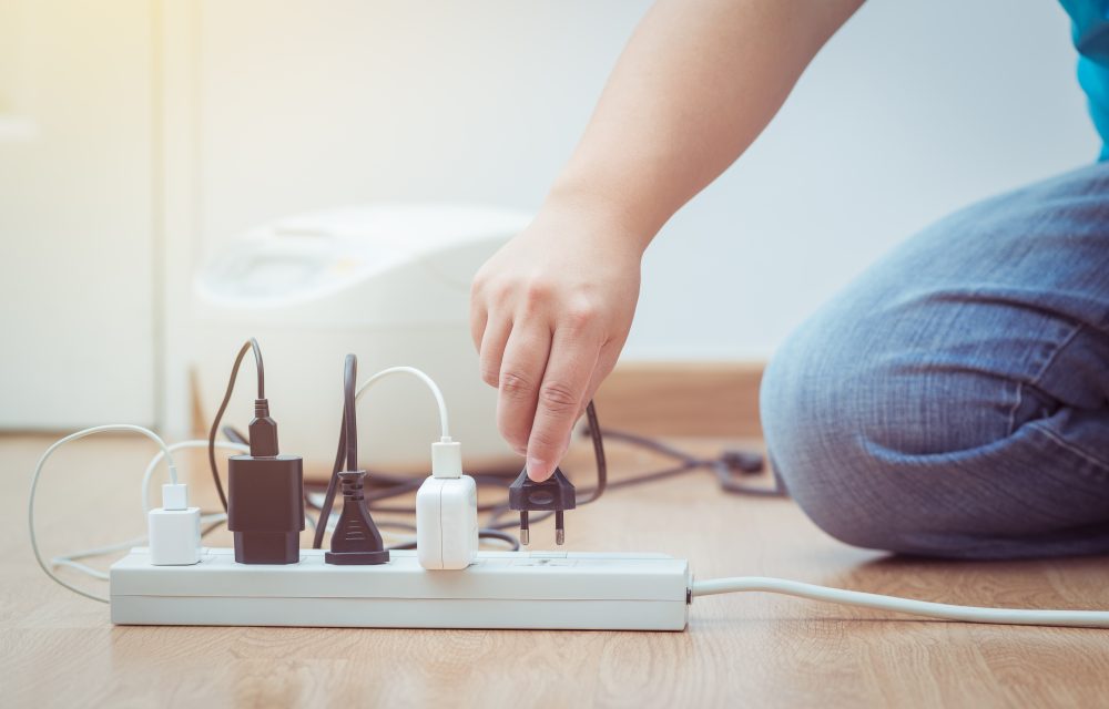 desenchufar aparatos electrénicos que no se utilizan para ahorrar energía